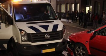 Auto botst op justitiebus in Dordrecht