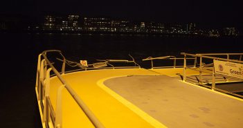 Binnenvaartschip vaart tegen aanlegsteiger Waterbus