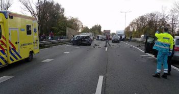 Auto klapt achterop file op N3 bij Dordrecht