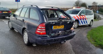 Drie auto’s botsen op elkaar bij wegversmalling in Kinderdijk