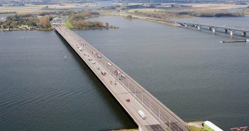 Politie legt verkeer stil voor ‘verdachte mannen in het zwart’ onder Moerdijkbrug