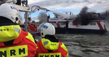 Flinke brand op duwboot bij Dordrecht