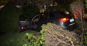 Belgen rijden tuin in; bestuurder naar het ziekenhuis