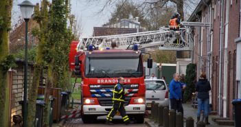 Brandweer haalt slachtoffer uit woning in Kinderdijk