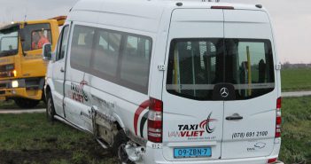 Aanrijding auto en taxibus op N214 bij Wijngaarden