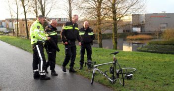 Wielrenner (27) klapt op voorruit van auto in Alblasserdam