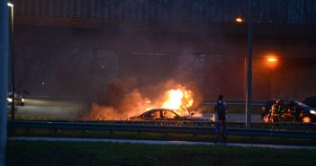 Auto in brand op de A16 bij Zwijndrecht