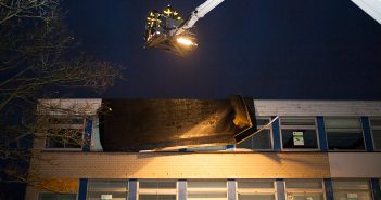 Dakbedekking van school Dordrecht waait los