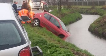 Automobilist raakt te water in Papendrecht