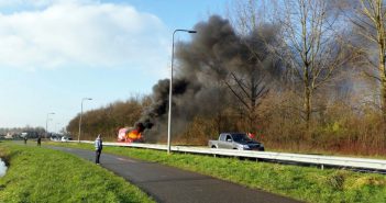 Bedrijfsbus brandt uit langs N915 bij Hendrik-Ido-Ambacht