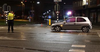 Auto’s botsen bij stoplicht op Laan der Verenigde Naties