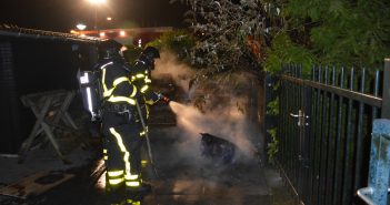 Brandweer blust buitenbrand in Gorinchem