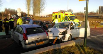 Twee auto’s botsen op kruising in Dordrecht