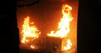 Man steekt eigen huis en schuur in brand