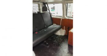 Dronken arrestant ‘kopt’ ruit van politiebus eruit