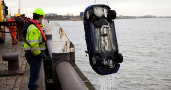 Auto rijdt zonder bestuurder in Oude Maas bij Dordrecht
