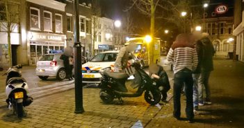 Scooter botst achterop lesauto in Dordrecht