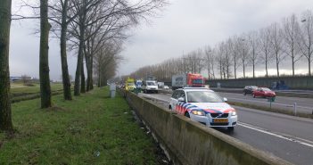 Lading zand op A15 na ongeval bij Alblasserdam