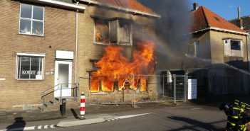 Uitslaande brand aan de Rivierdijk in Sliedrecht (update)