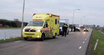 Bestelbus rijdt van de dijk in Gorinchem