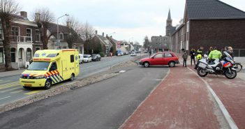 Wielrenner botst tegen overstekende auto in Alblasserdam