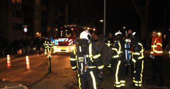 Brandweer haalt man uit woning na brandmelding in Dordrecht