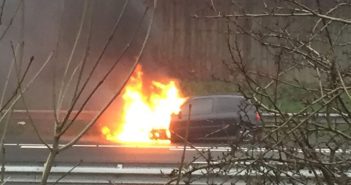 Auto op A15 bij Papendrecht gaat in vlammen op