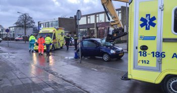 Heftrucklepel doorboort auto; man zwaargewond