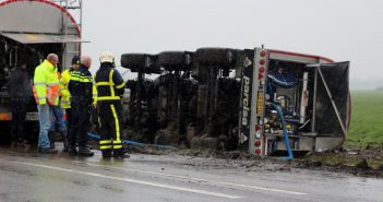Vrachtwagen trailer kantelt langs N216 bij Goudriaan