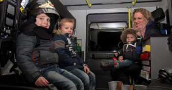 Brandend wiel op A15 bij Gorinchem; kinderen opgevangen in brandweerwagen