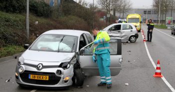 Auto’s botsen op elkaar op De Helling in Alblasserdam