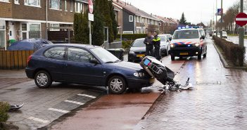 Scooterrijder (53) gewond aan gezicht na aanrijding op de Merwedestraat