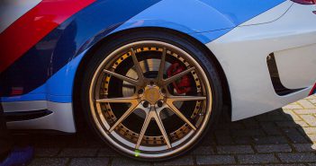 Tientallen autobanden gestolen bij autobedrijf; politie zoekt getuigen
