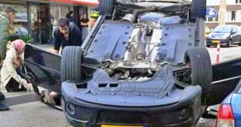 Automobiliste slaat over de kop in Sliedrecht