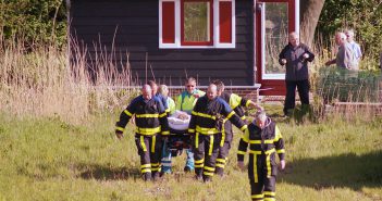 Brandweer Nieuw-Lekkerland tilt gevallen vrouw naar ambulance