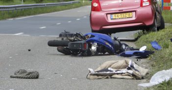 Scooterrijdster aangereden door auto bij oprit N3 Dordt