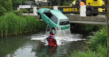 Auto te water aan het Halmaheiraplein in Dordrecht