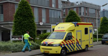 Medewerkster Philadelphia Zorg met vinger vast in rolstoel