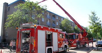 Smeulbrand op dak van flat in Alblasserdam
