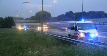 Auto in de slip op A15 bij Sliedrecht
