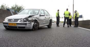 Automobilist raakt onwel en botst tegen betonnen barrier langs A15