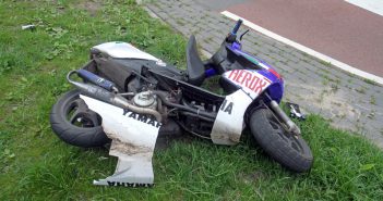 Auto schept scooterrijder(18) op beruchte kruising in Alblasserdam