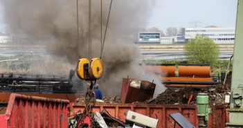 Brand in machinekamer sloopschip in Hendrik-Ido-Ambacht