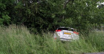 Man rijdt met auto van talud en botst tegen boom