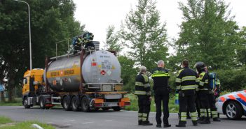 Brandweer onderzoekt tankwagen langs de A16 bij Hendrik-Ido-Ambacht