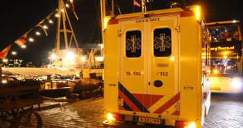 Vrouw valt tussen wal en schip na vlootschouw in Dordrecht
