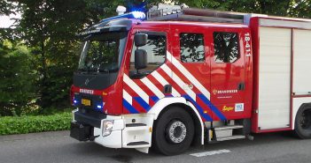 Brandweer rukt uit voor autobrand in Hendrik-Ido Ambacht