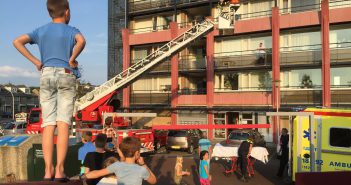 Brandweer haalt slachtoffer uit flatwoning in Zwijndrecht