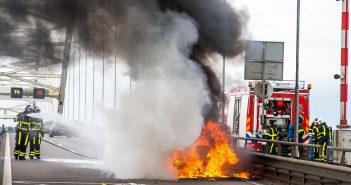 Auto van vakantiegangers brandt uit op de Merwedebrug