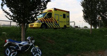Bromfietser lichtgewond na val op de Rivierdijk in Hardinxveld-Giessendam